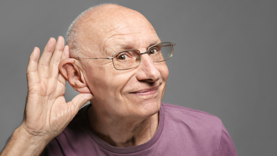 5 Dấu Hiệu Nghe Kém Ở Người Cao Tuổi – Nhận Biết Sớm Để Bảo Vệ Thính Lực