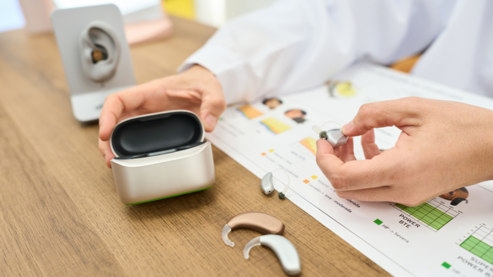 MÁY TRỢ THÍNH LÀ GÌ? CẨM NANG TOÀN DIỆN CHO NGƯỜI LẦN ĐẦU TÌM HIỂU