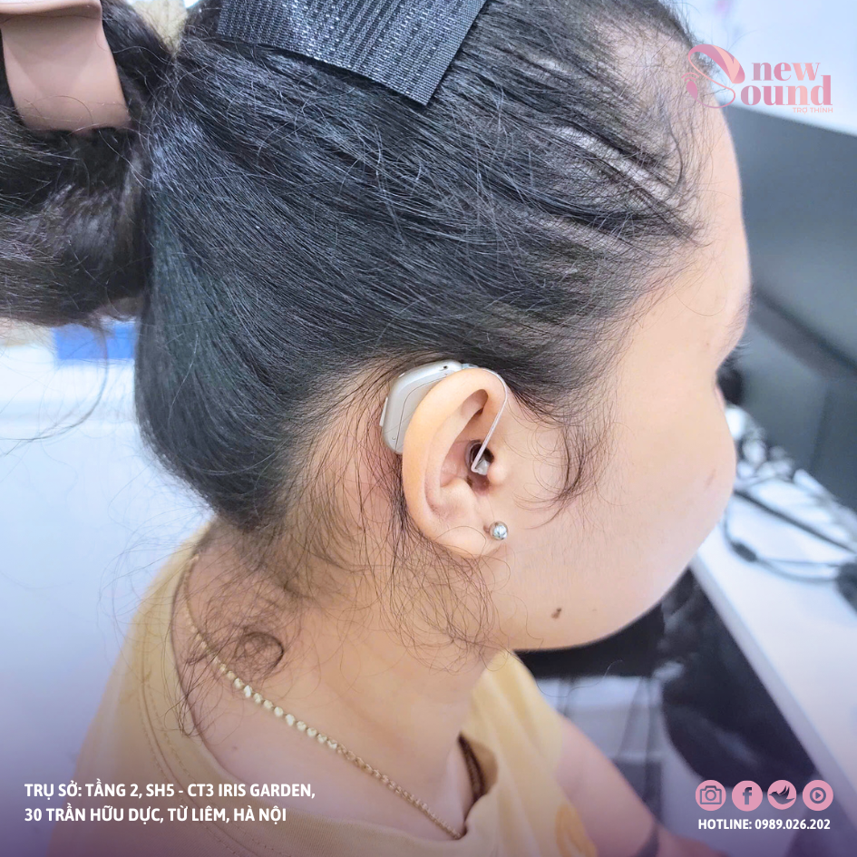 Khách hàng đeo máy trợ thính Oticon Intent - tại NewSound